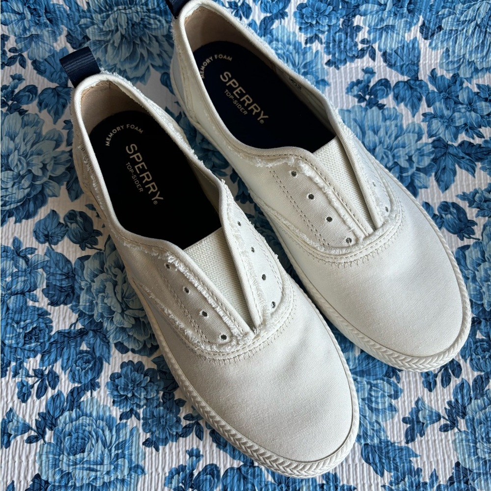 NWT Sperry women's crest knot fray sneaker in white
